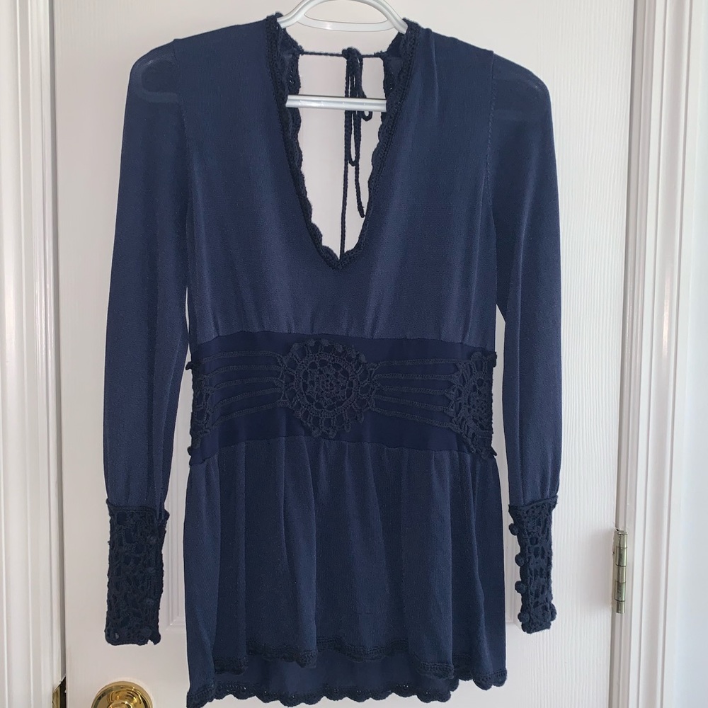 BLUE TOP WITH DETAIL WAIST